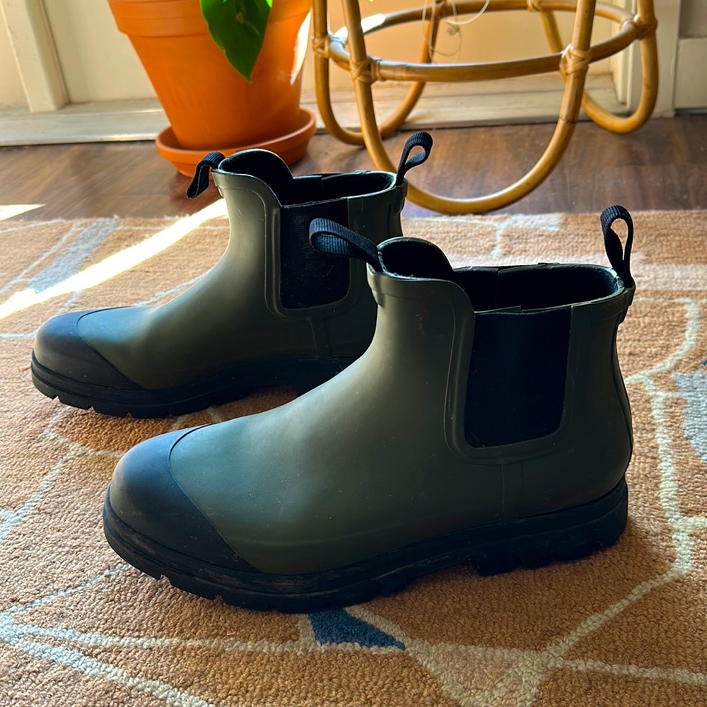 Everlane Chelsea Rain Booties